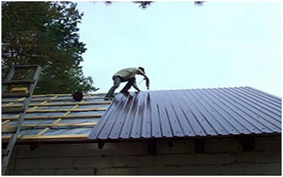 Как правильно крыть крышу профнастилом: тонкости работы