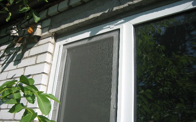 Как установить москитную сетку на пластиковое окно легко?